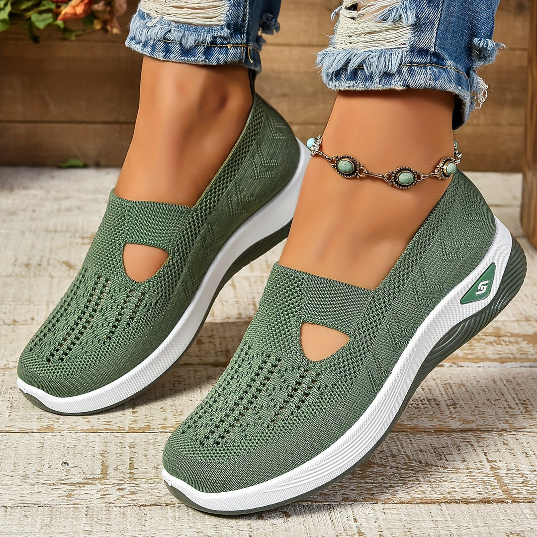Veelzijdige dames wandelschoenen: ademende slip-on instappers voor comfortabel dagelijks gebruik.
