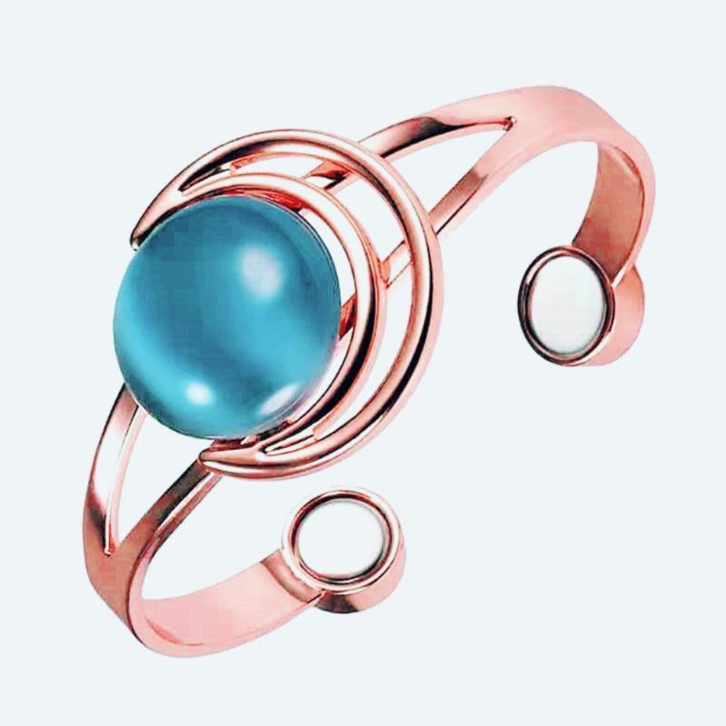 Blauwe cat-eye steen op een verfijnde retro dames open manchet armband van koper, een stijlvol sieraad.