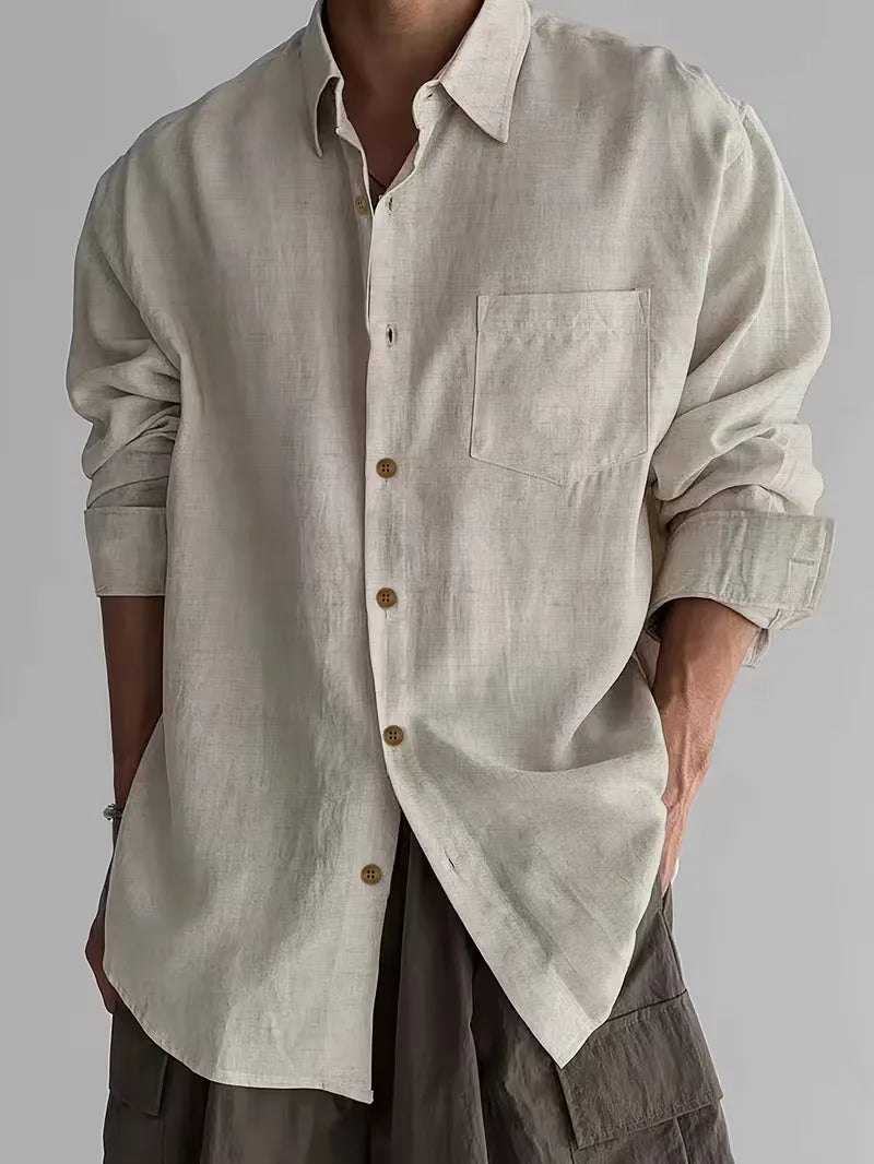 Stijlvol beige heren overhemd met V-hals, lange mouwen. Ideaal voor een ontspannen smart-casual lente of zomer outfit.