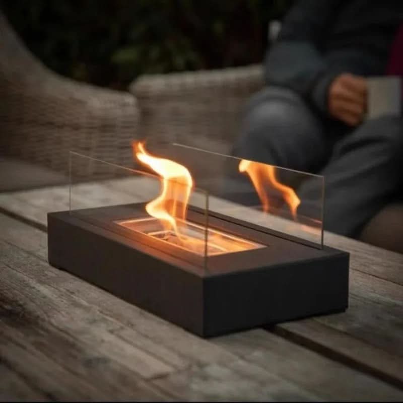 Gezellige FlameGlow bio-ethanol tafelhaard voor sfeer en warmte, ideaal voor woonkamer en balkon.