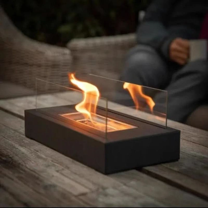 Gezellige FlameGlow bio-ethanol tafelhaard voor sfeer en warmte, ideaal voor woonkamer en balkon.