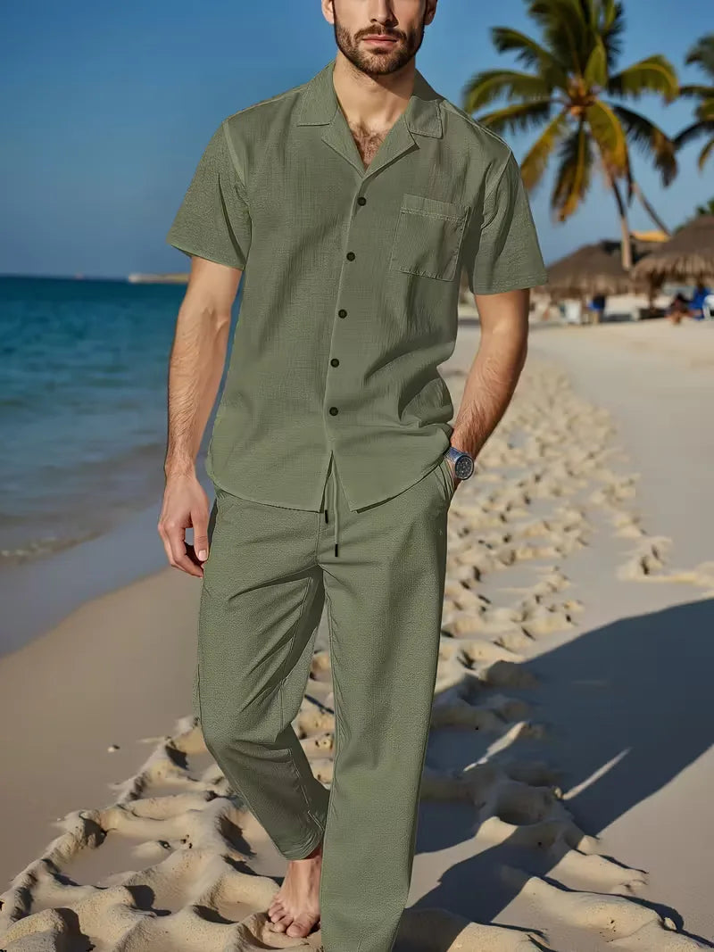 Stijlvolle en comfortabele heren tweedelige zomeroutfit met korte mouwen, ideaal voor vakantie.