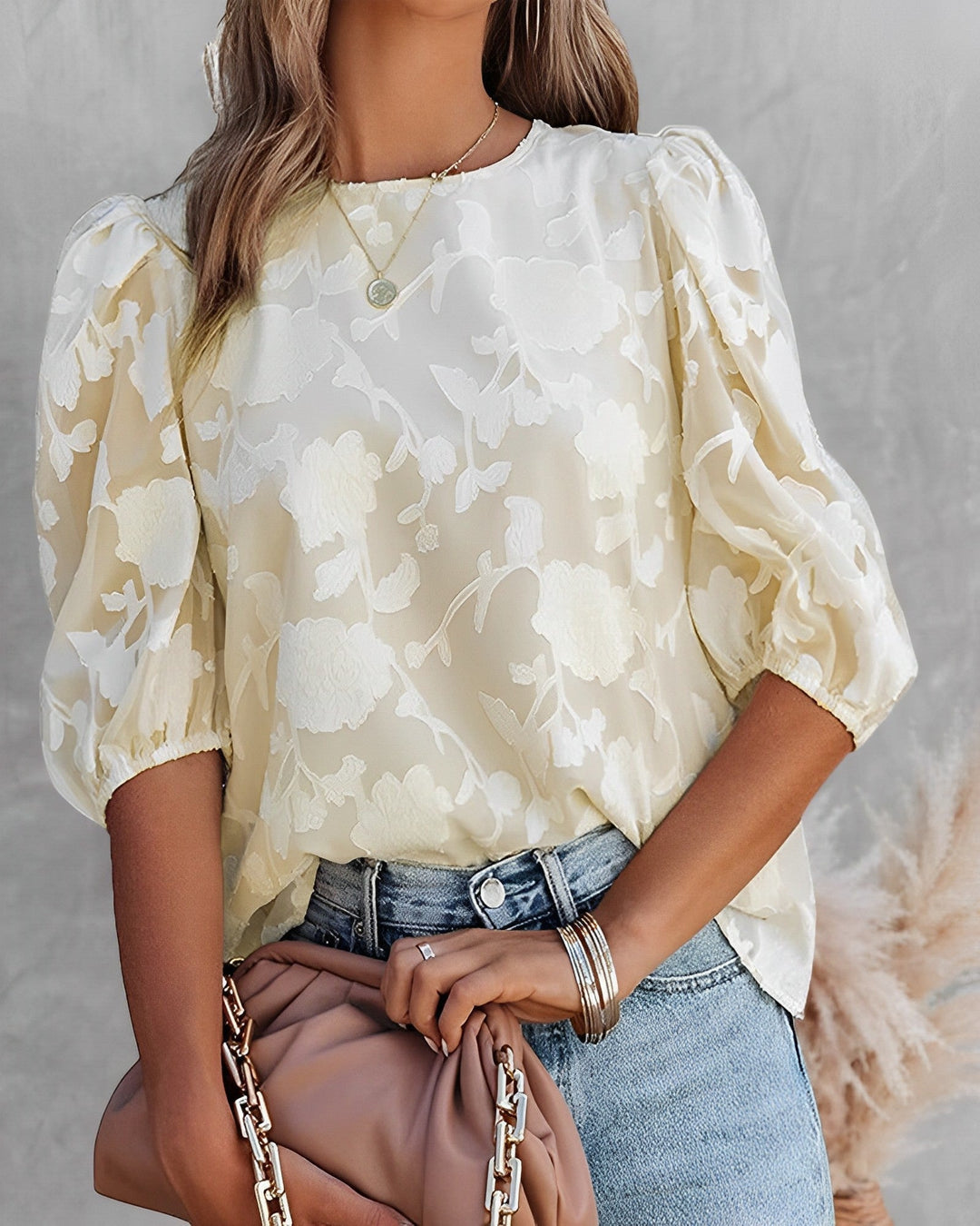 Hoymans dames top met unieke bloemstructuur en trendy bubbelmouwen. Ideaal voor een frisse lentelook.