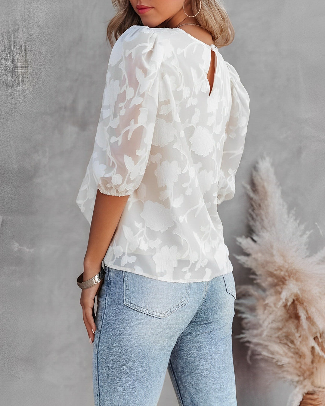Dames top: bloemstructuur, bubbelmouwen. Stijlvol en comfortabel, ideaal voor lentemode en zomerkleding.