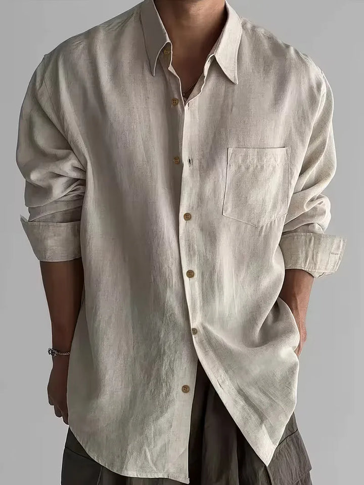 Comfortabel beige heren overhemd met V-hals en lange mouwen. Casual regular fit voor smart-casual look of vakantie.