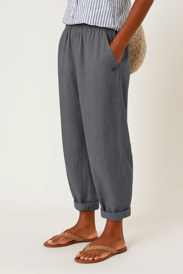 Modieuze relaxed fit dames chino broek, ideaal voor een comfortabele en stijlvolle look tijdens warmere dagen.