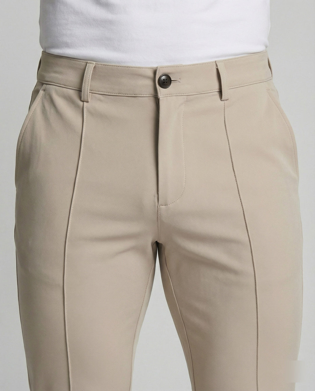 Hoogwaardige heren chino broek met slim fit, toont strakke lijnen en zacht materiaal. Essentieel voor een stijlvolle look.