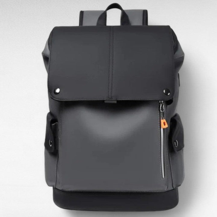 Zwarte moderne unisex dagrugzak, waterdicht en compact, met handige USB-oplaadpoort.