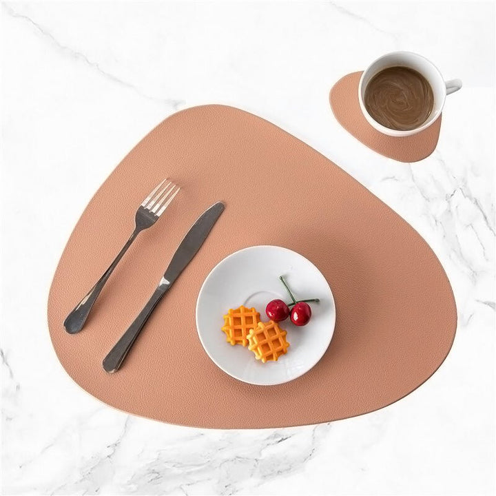 Elegante waterbestendige leren placemat op gedekte eettafel, perfecte tafeldecoratie en bescherming voor uw diner.