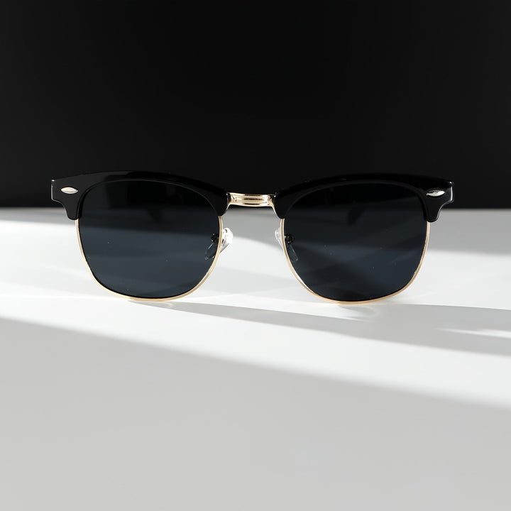 Casual heren zonnebril, tijdloos en trendy. Acetaat montuur biedt comfort en bescherming. Ideaal accessoire.