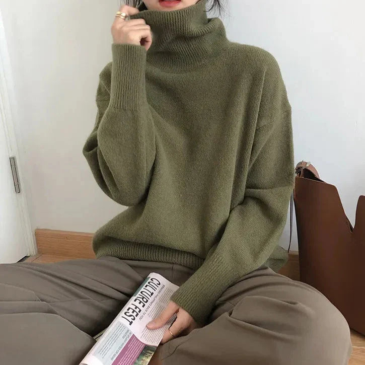 Model draagt Brielle gewatteerde coltrui, een moderne en warme damestrui perfect voor herfst/winter.