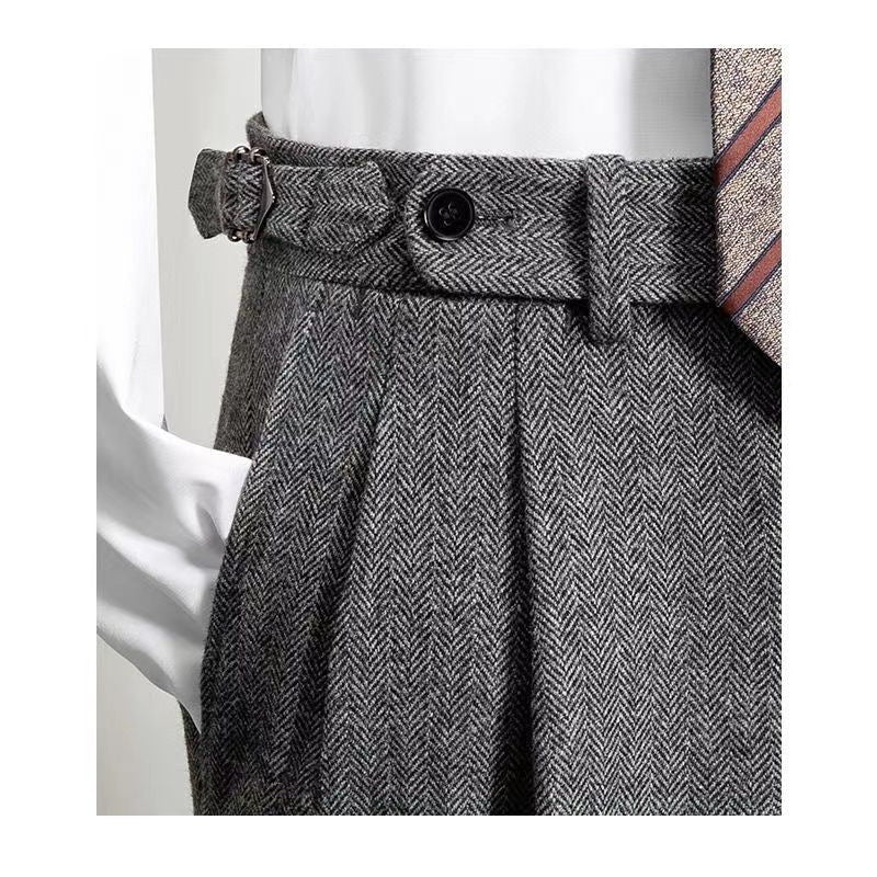 Achteraanzicht van de stijlvolle heren tweedbroek met praktische zakken. Comfortabele casual herenmode winterbroek.