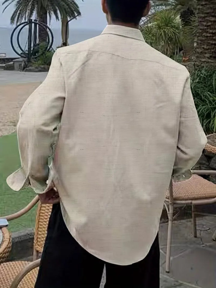 Detail van beige casual heren overhemd, V-hals en lange mouwen. Zachte stof, perfect voor zomerse dagen.