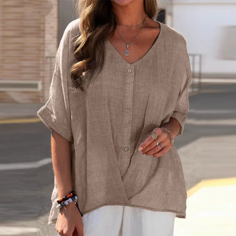 Zachte dames blouse met knopen, 3/4 mouw en V-hals. Comfortabele top in effen kleur voor casual stijl.