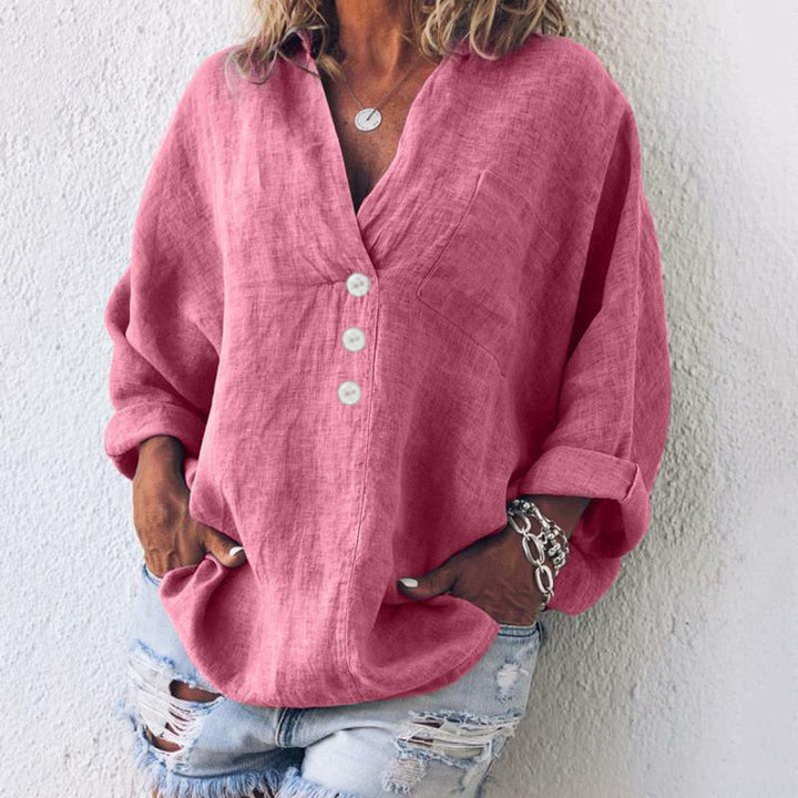 Roze oversized dames blouse met V-hals, lange mouwen en button-down sluiting, een trendy en relaxte look.
