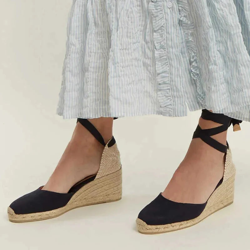 Modieuze dames sandalen met sleehak. Elegant ontwerp met enkelbandjes, een must-have voor zomerse damesmode.