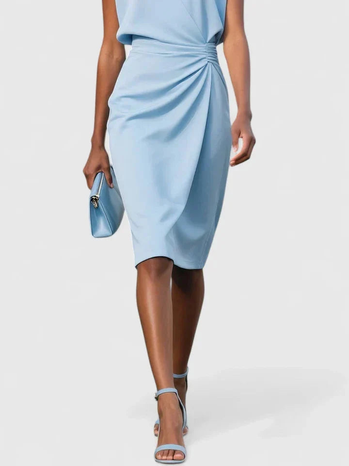 Mouwloze zomerjurk met verfijnde keyhole hals en een zwierige plooirok; comfortabel en elegant.