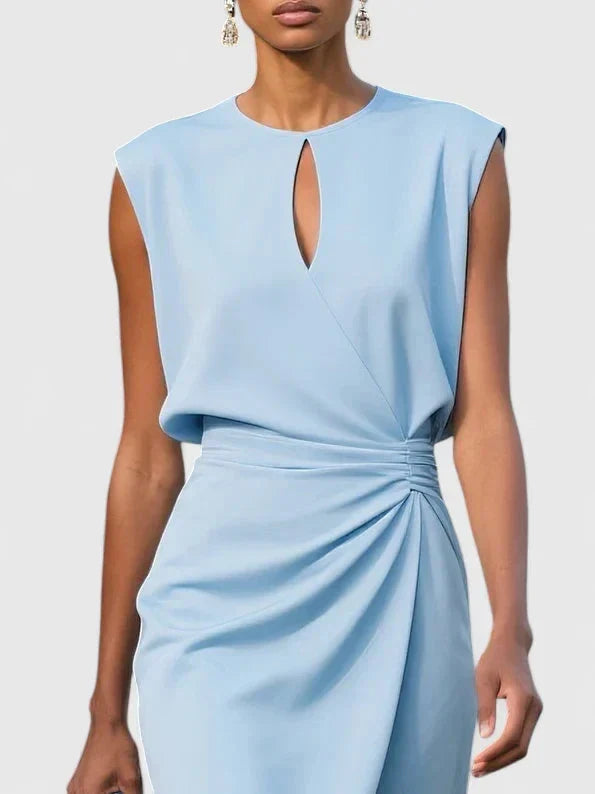 Stijlvolle dames midi jurk, mouwloos, met keyhole details en vloeiende plooirok; perfect voor dag en nacht.