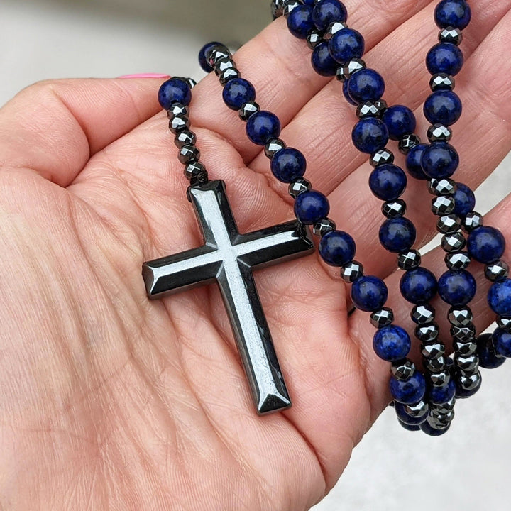 Mannelijke spirituele rozenkrans halsketting met tijgeroog, lapis lazuli en een elegant kruis.