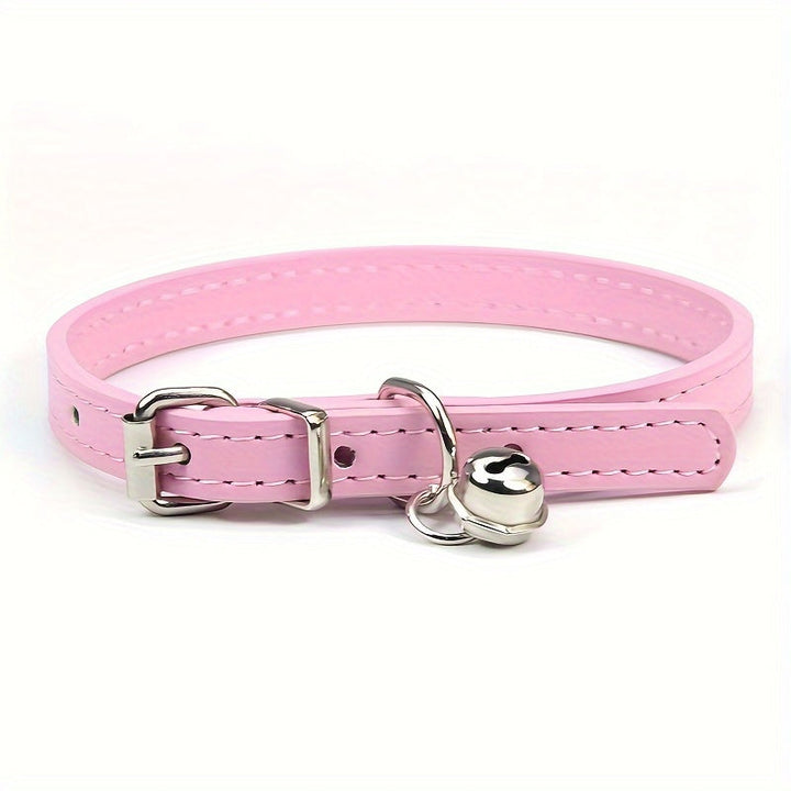 Comfortabele en verstelbare kattenhalsband van kunstleer met een bel en veilige sluiting.