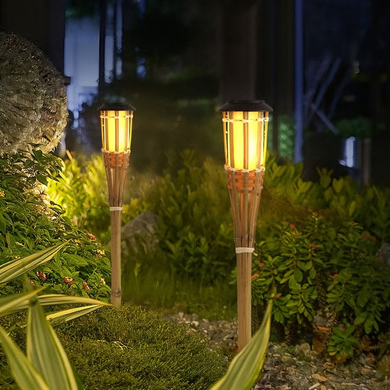 Duurzame bamboe solar lantaarn. Deze milieuvriendelijke buitenlamp creëert sfeer met warm LED vlamlicht.