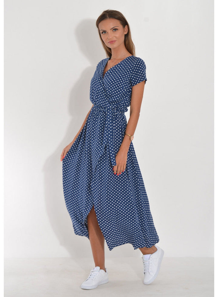 Trendy zomerjurk voor dames met opvallende print en elegante V-hals, een must-have kledingstuk.