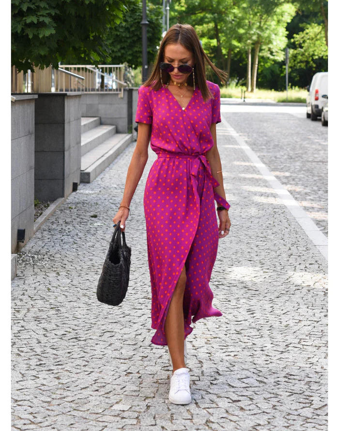 Dames zomerjurk met levendige print, elegante V-hals en comfortabele pasvorm.
