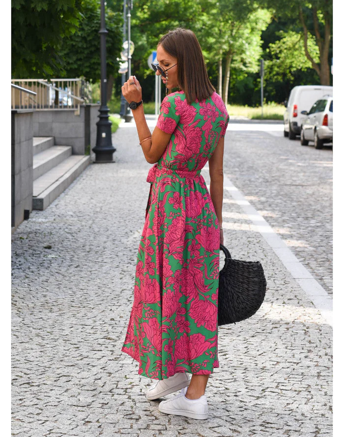 Dames zomerjurk met abstracte print, comfortabele stof en trendy V-hals voor een modieuze look.