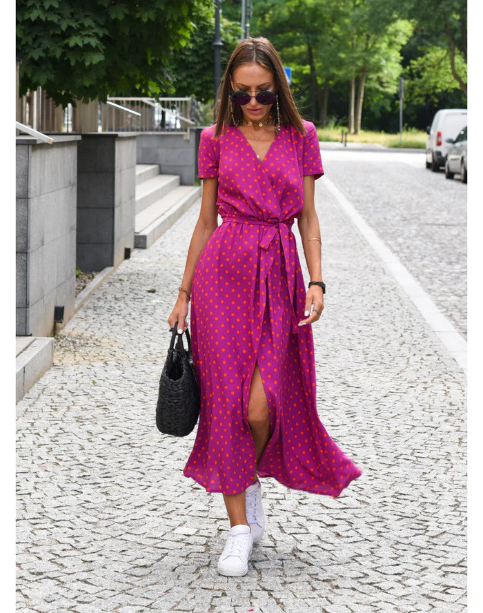 Modieuze dames jurk met vrolijke zomerprint en flatterende V-hals, ideaal voor warme dagen.