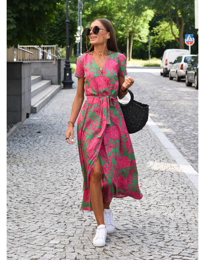 Elegante zomerjurk voor dames met unieke print en diepe V-hals, voor stijlvolle gelegenheden.