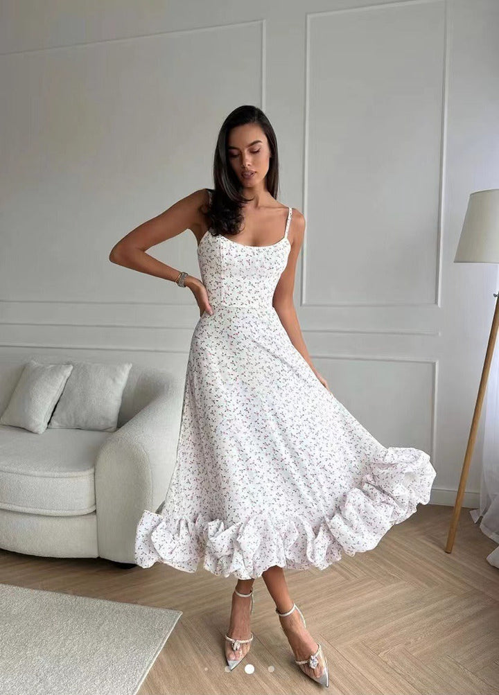 Detail van chique midi avondjurk: verfijnde ruches en elegante stof. Ideale feestjurk voor dames.
