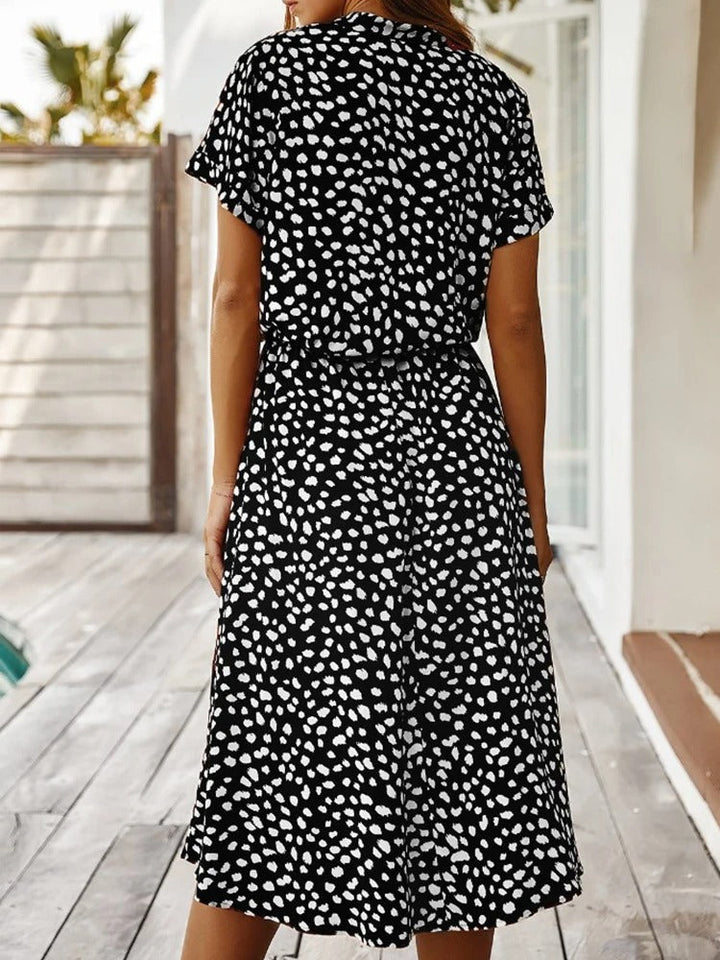 Midi-jurk met korte mouwen en zomerse print, comfortabele vrouwenmode, zijaanzicht.