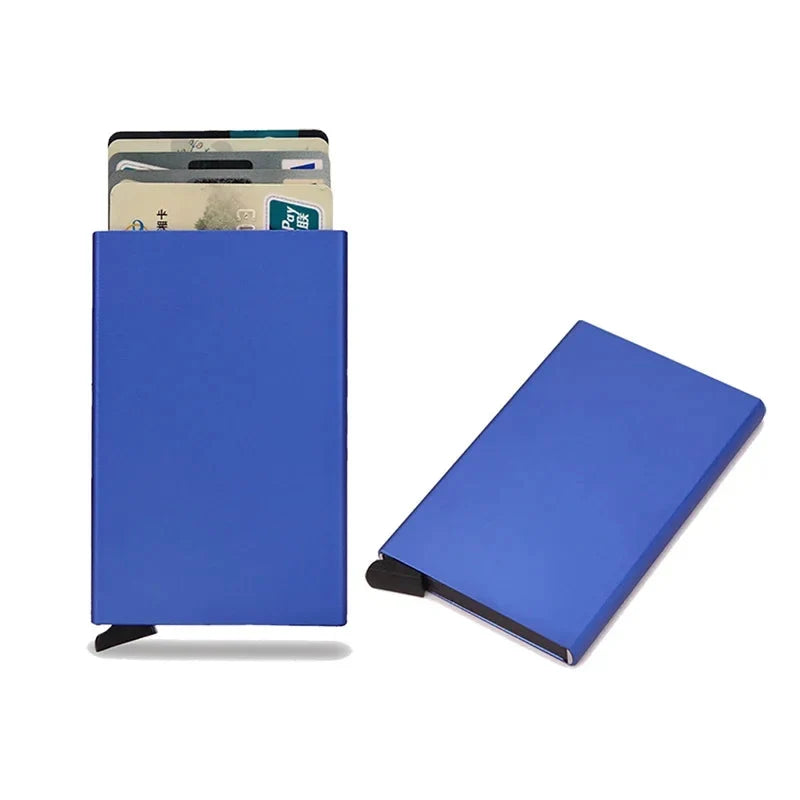 Herenhand toont de mini RFID portemonnee, dun en veilig voor pasjes, een must-have accessoire.