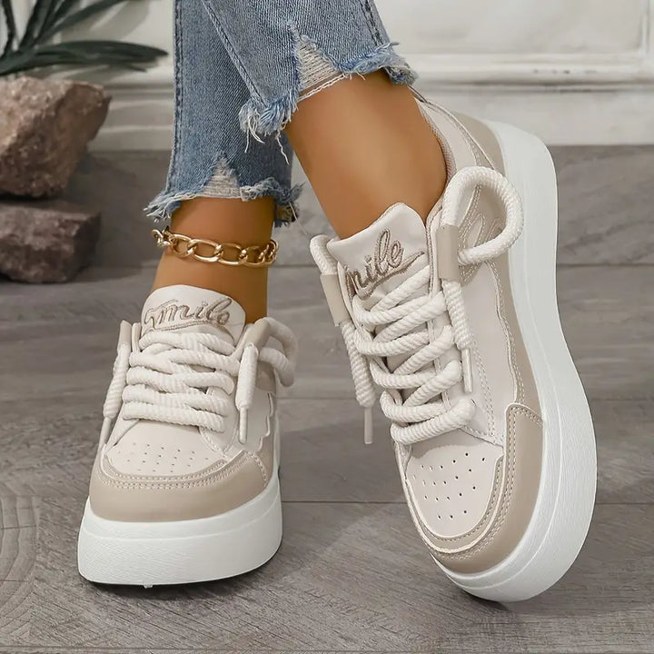 Dames ademende sportschoenen met een stijlvol monochroom design in beige, ideaal voor comfort en dagelijks gebruik.