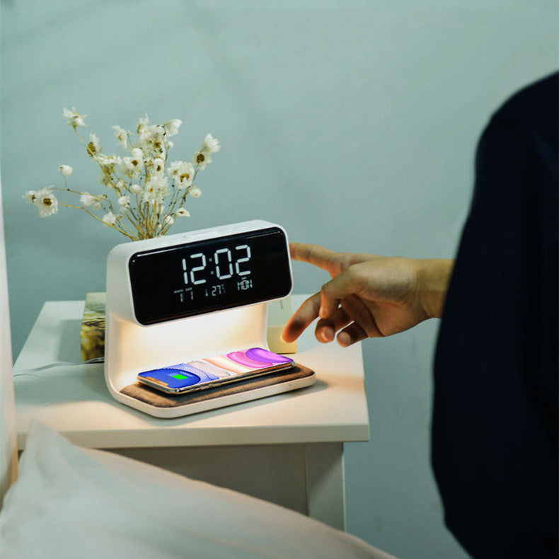 Moderne LED nachtlamp voor slaapkamer, combineert wekker en draadloze telefoon oplader.