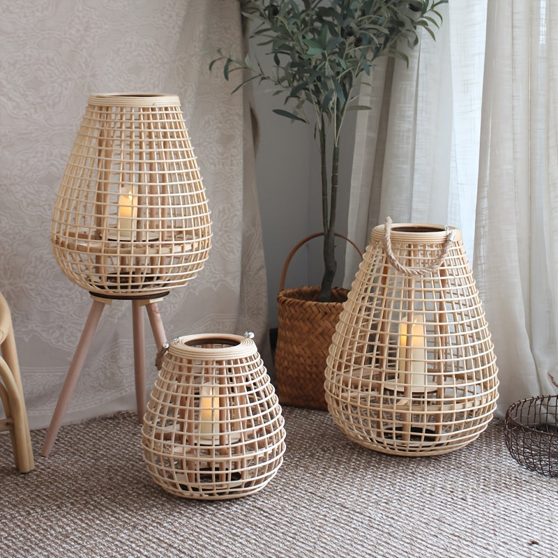 Handgeweven rotan lantaarn, boho stijl, ideaal als sfeerlicht voor een natuurlijke interieurdecoratie.