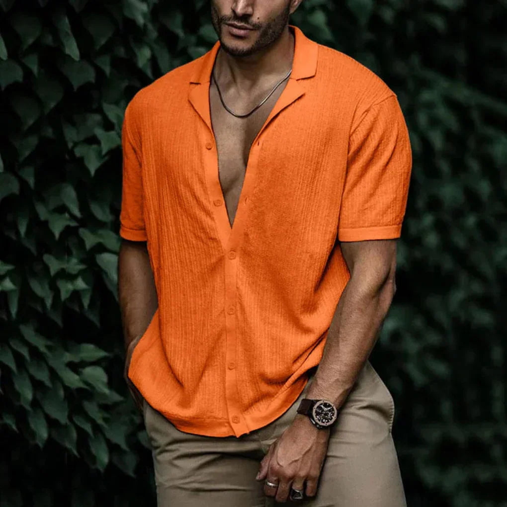 Man draagt ontspannen heren zomeroverhemd. Combineerbaar met strandkleding voor een casual, lichtgewicht look.