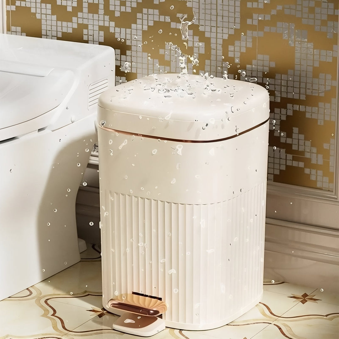 Compacte beige pedaalemmer met strak design, 8L. Ideaal voor stijlvolle en hygiënische afvalverwerking.
