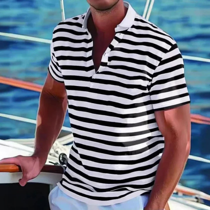Stijlvol heren poloshirt met retro strepen en korte mouwen. Beschikbaar in diverse kleuren zoals blauw en roze.