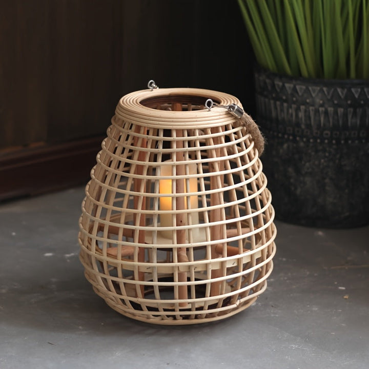 Unieke handgeweven rotan lantaarn, boho kaarsenhouder als sfeerlicht. Prachtige interieurdecoratie.