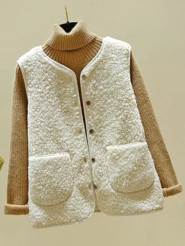Elegant beige mouwloos lamswollen damesvest, warm en comfortabel voor winterse dagen.