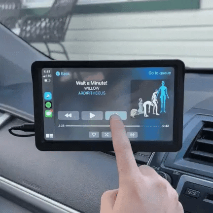 Duidelijk navigatiescherm op het DrivePlay Pro 2+ autoscherm, ideaal voor een veilige reis.