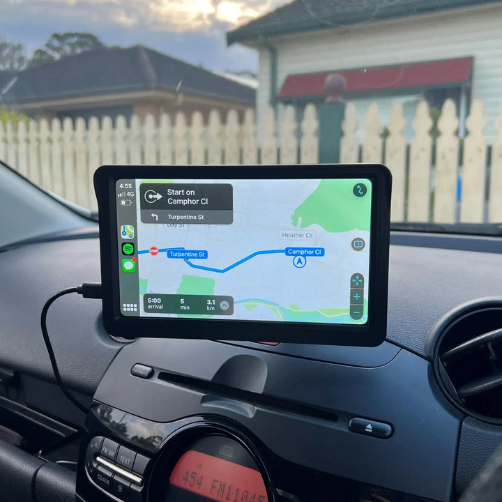 Universeel autoscherm toont CarPlay en Android Auto interfaces, geschikt voor elk smartphone OS.