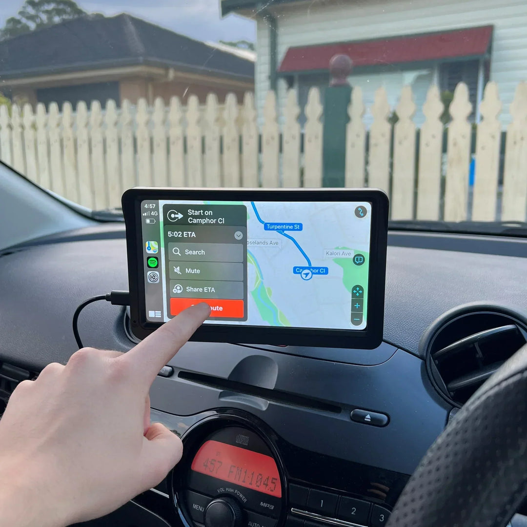 Slank design van het DrivePlay Pro 2+ touchscreen, integreert naadloos in het autodashboard.