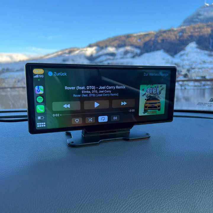 Gebruikersinteractie met het responsieve touchscreen voor CarPlay en Android Auto functies.