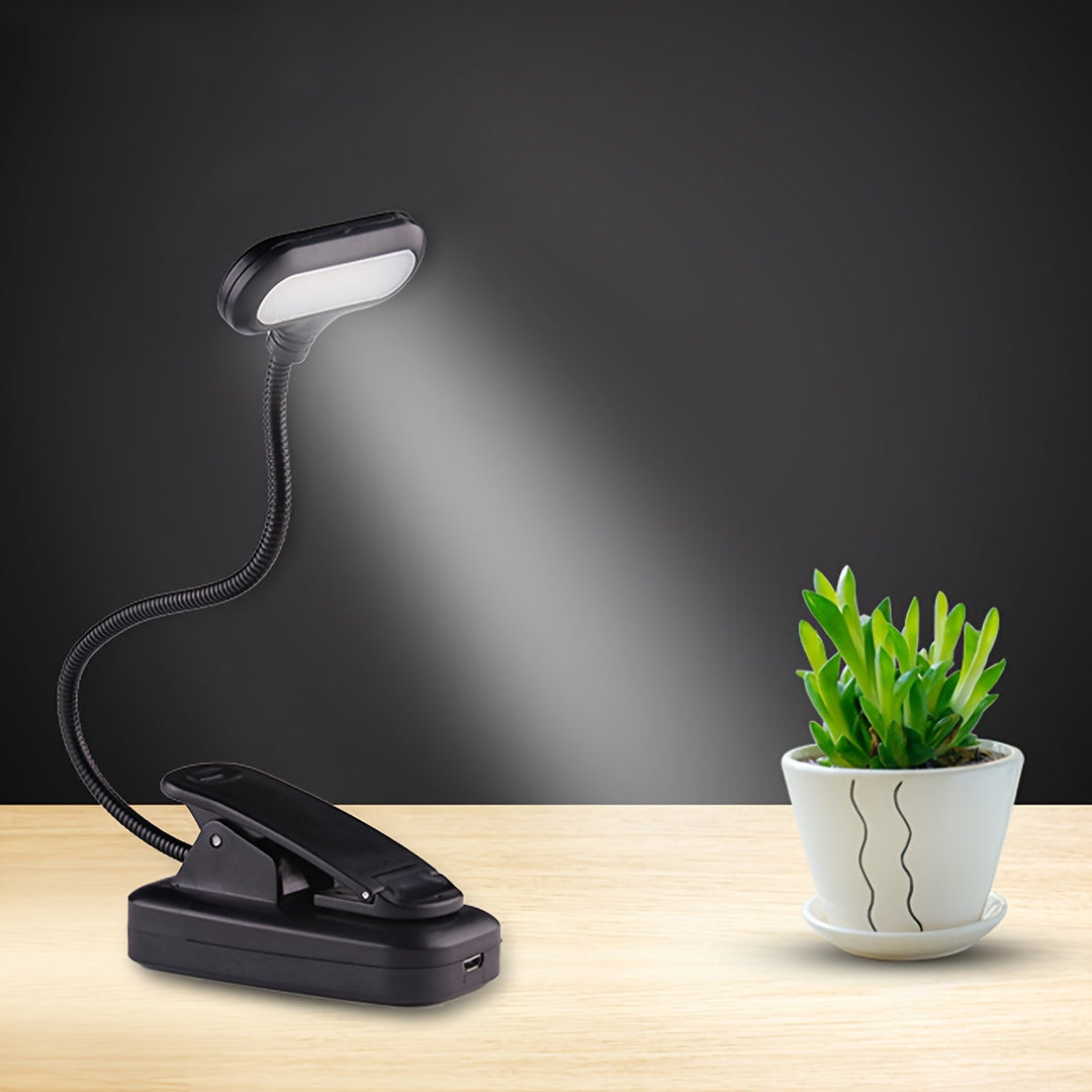 Zwarte flexibele cliplamp met verstelbare hals, ideale draagbare leeslamp voor thuis of reis.