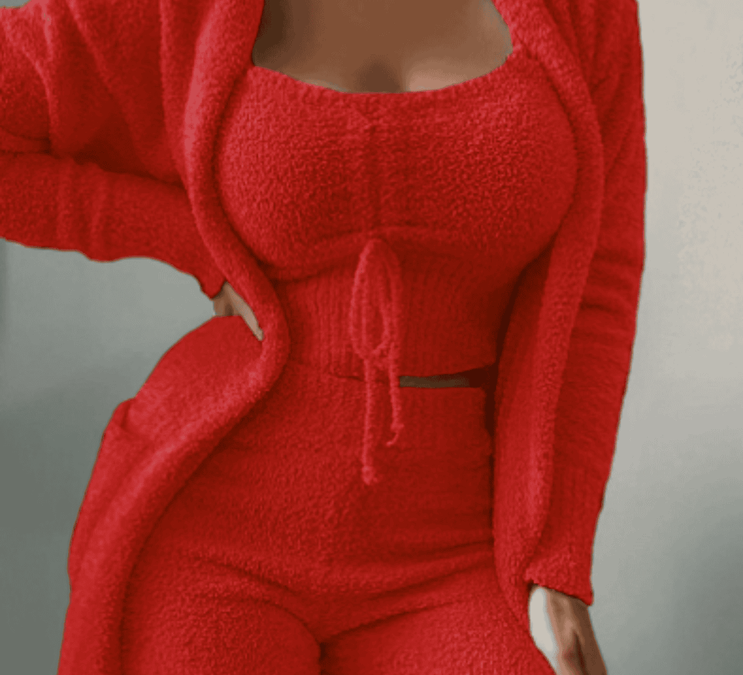 Lachende vrouw in de warme 3-delige dames loungewear set Ariana, genietend van comfortabel huispak in de winter.