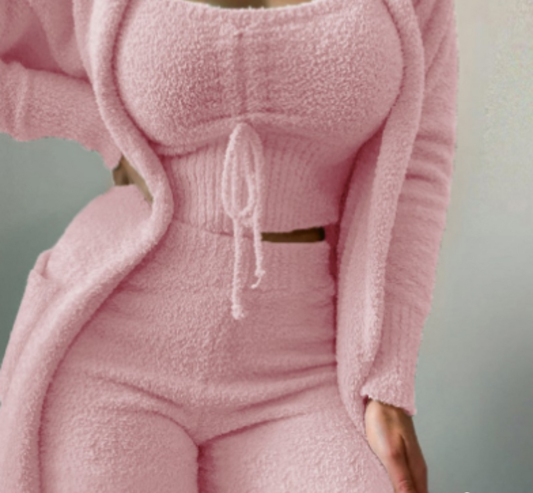 Detail van de warme 3-delige dames loungewear set Ariana met zachte trui en comfy broek, ideaal voor ontspanning.