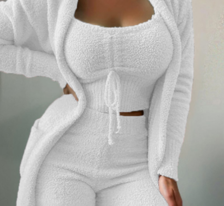 Model draagt de warme 3-delige Ariana dames loungewear set, ideaal als comfy huispak en vrijetijdskleding.