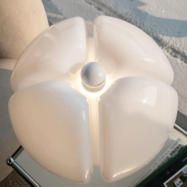 Witte moderne tafellamp met zachte sfeerverlichting en aanraakschakelaar. Ideaal voor slaapkamer of bureau.